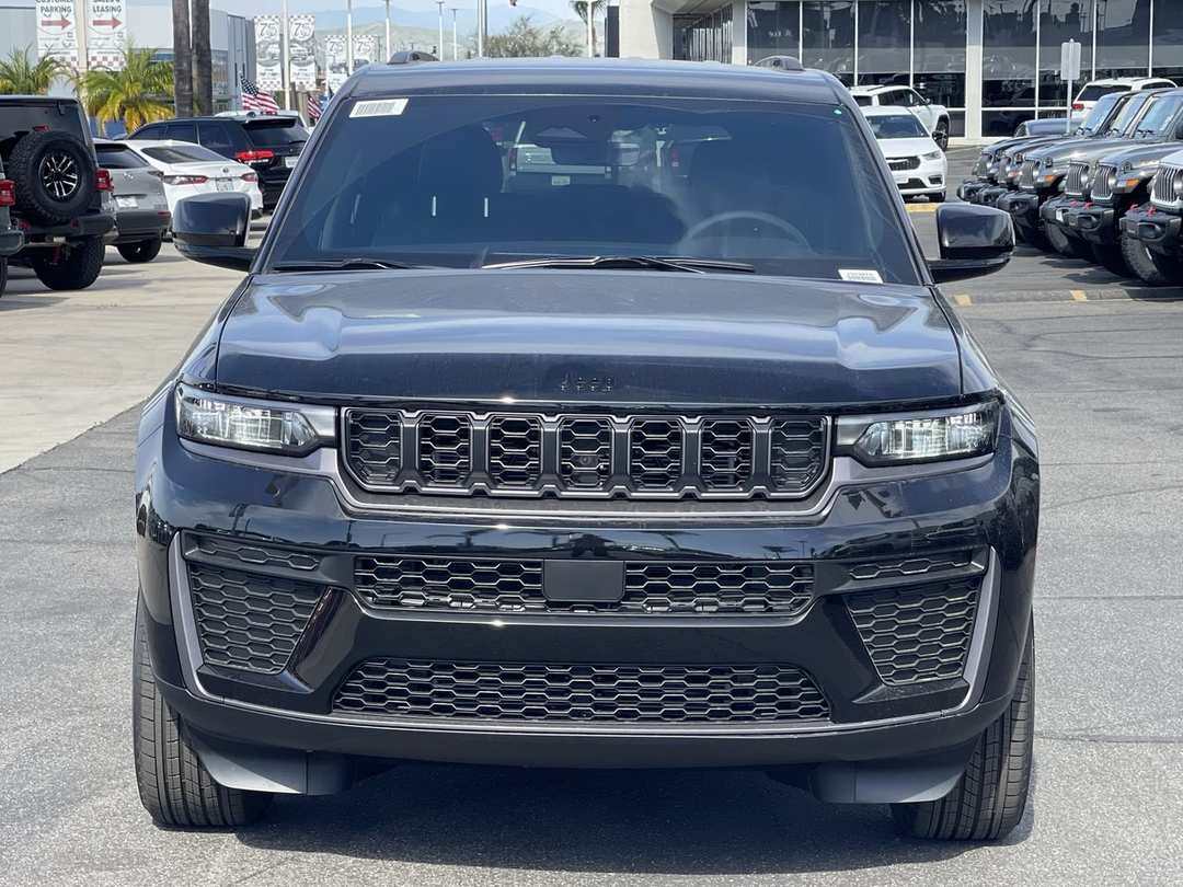 2026 Jeep Grand Cherokee Laredo Altitude - Image 2