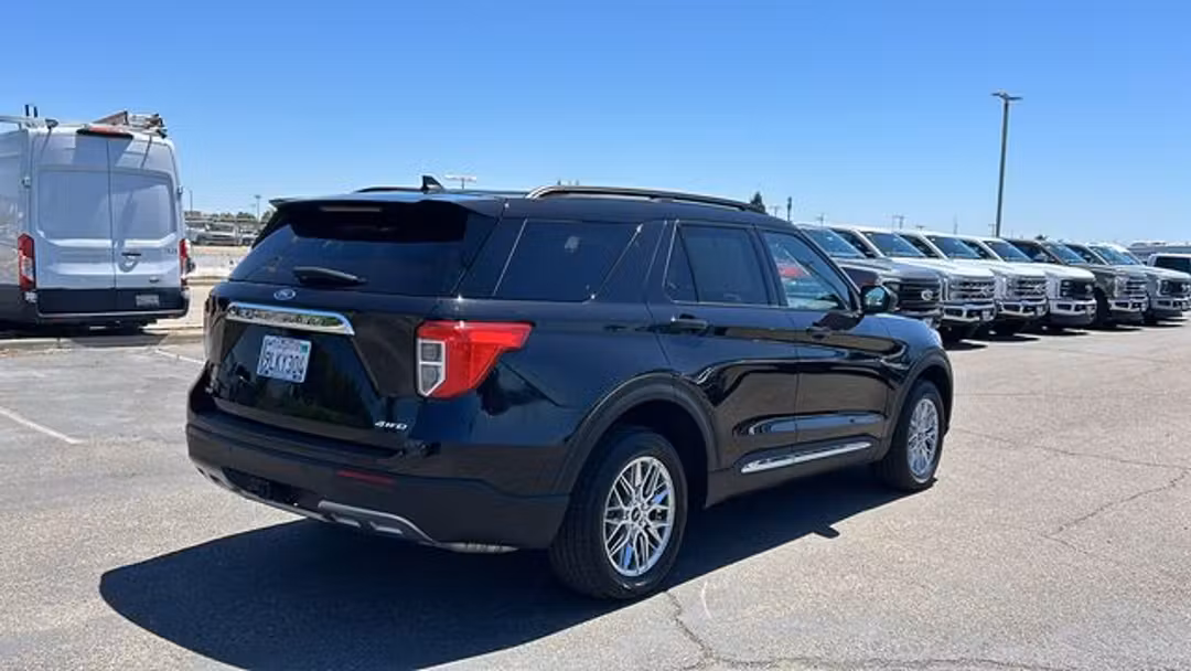 2023 Ford Explorer XLT - Image 3