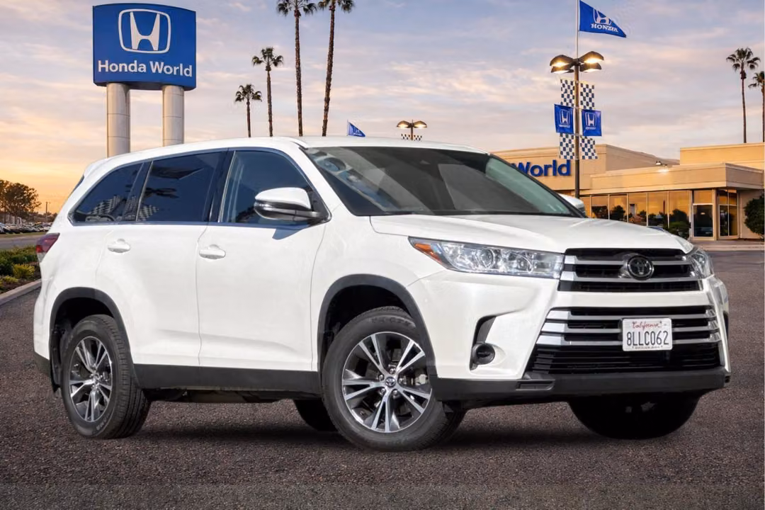 2019 Toyota Highlander LE - Image 2
