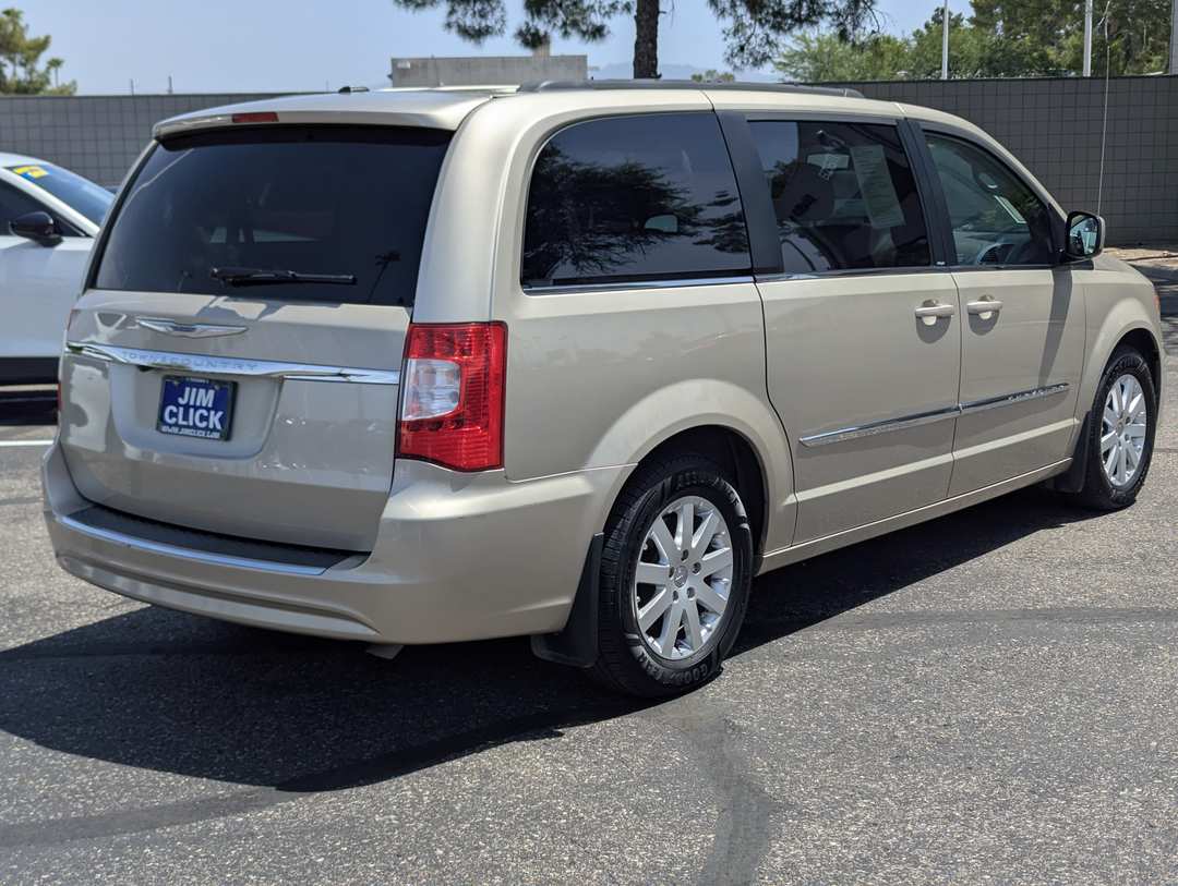 2013 Chrysler Town & Country Touring - Image 2