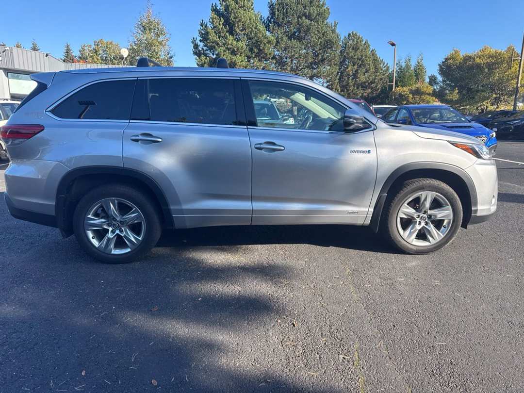2017 Toyota Highlander Hybrid Limited - Image 2