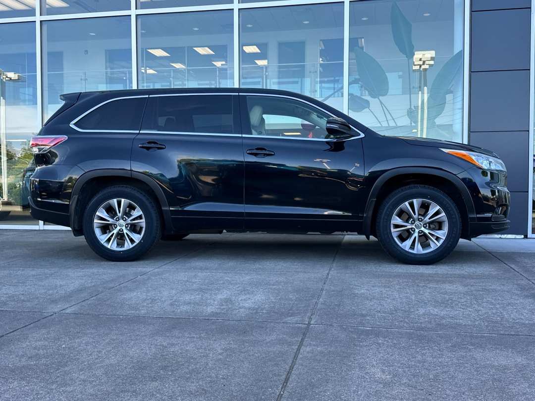 2015 Toyota Highlander LE Plus V6 - Image 3