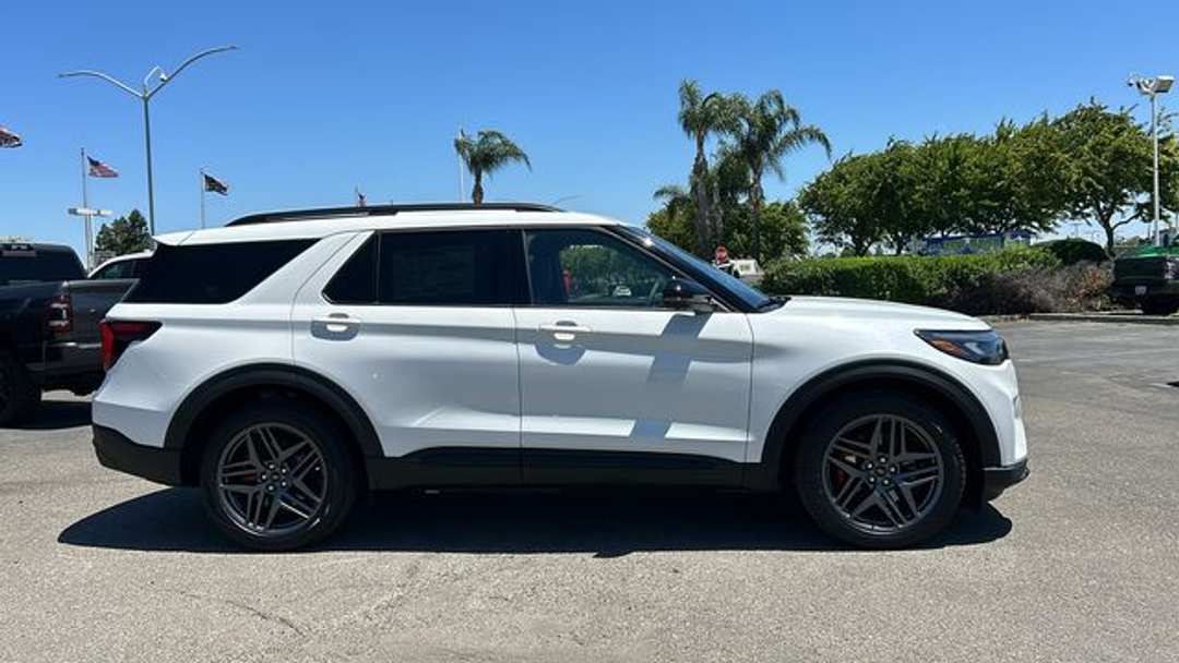 2026 Ford Explorer ST - Image 2