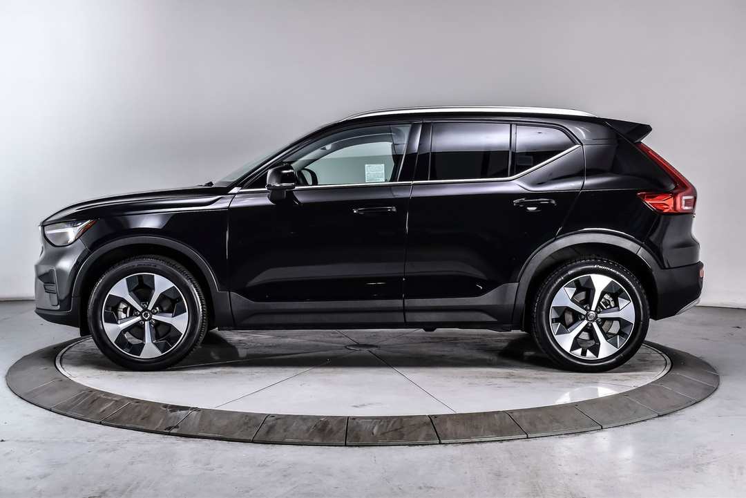 2025 Volvo Xc40 B5 Core - Image 3