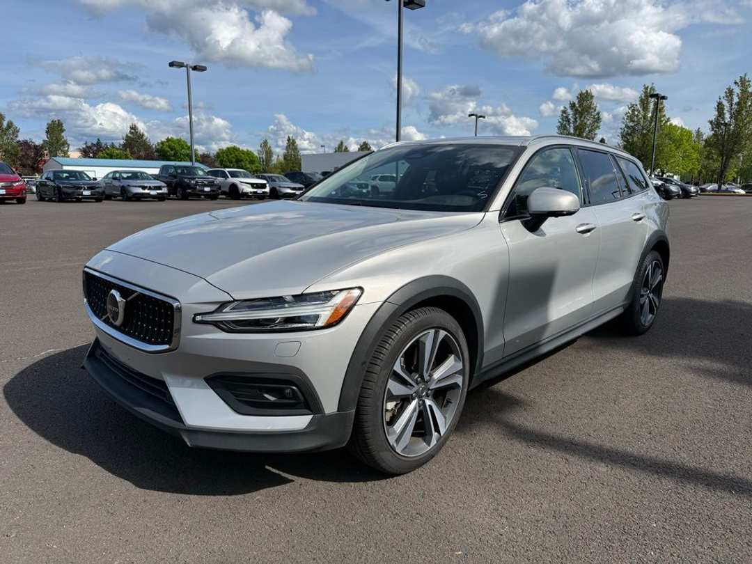 2025 Volvo V60 Cross Country B5 Plus - Image 3