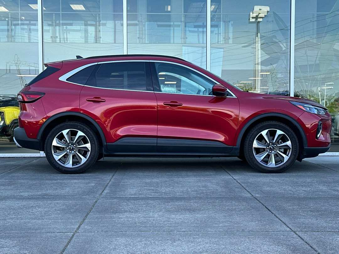 2023 Ford Escape Hybrid Platinum - Image 2
