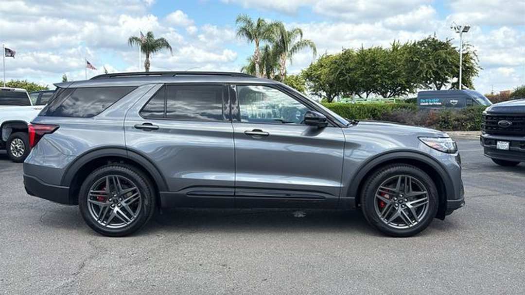 2026 Ford Explorer ST - Image 2