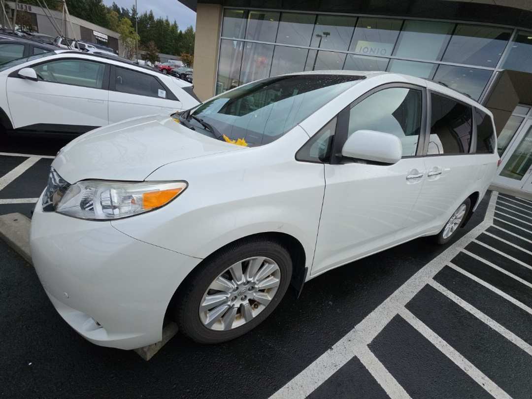 2011 Toyota Sienna Limited - Image 2