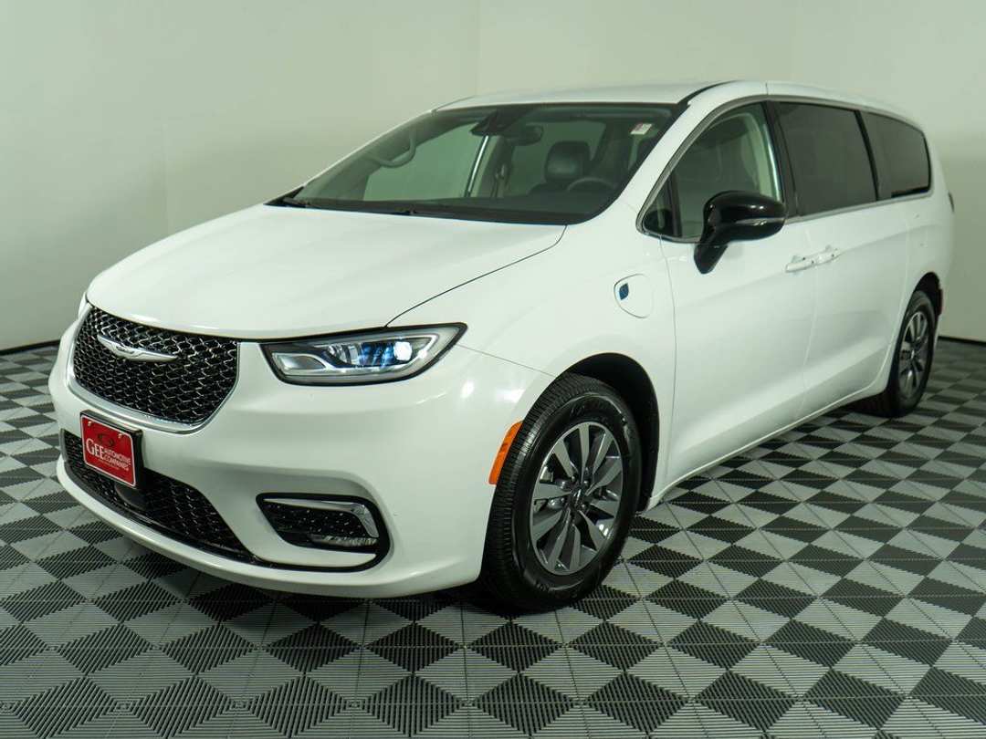 2024 Chrysler Pacifica Hybrid Select - Image 3
