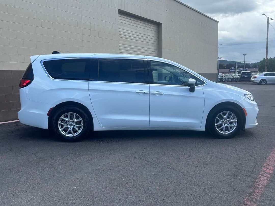 2023 Chrysler Pacifica Touring L - Image 3