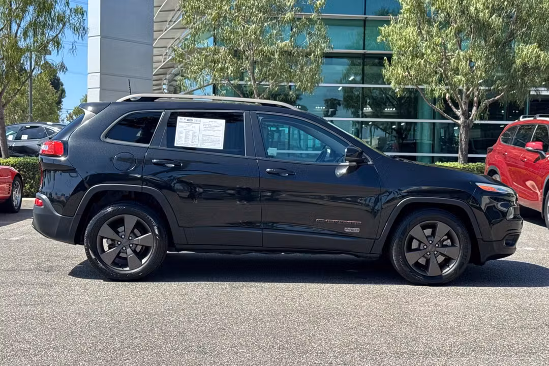 2016 Jeep Cherokee Latitude - Image 3