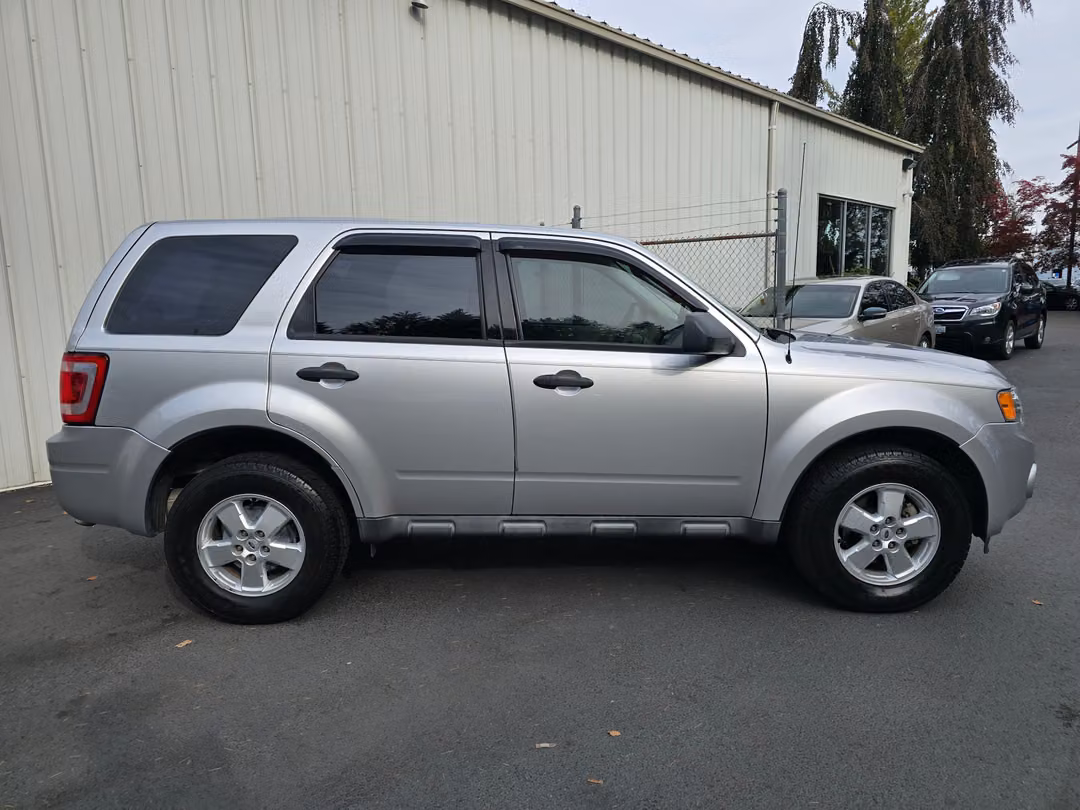 2010 Ford Escape XLS - Image 3