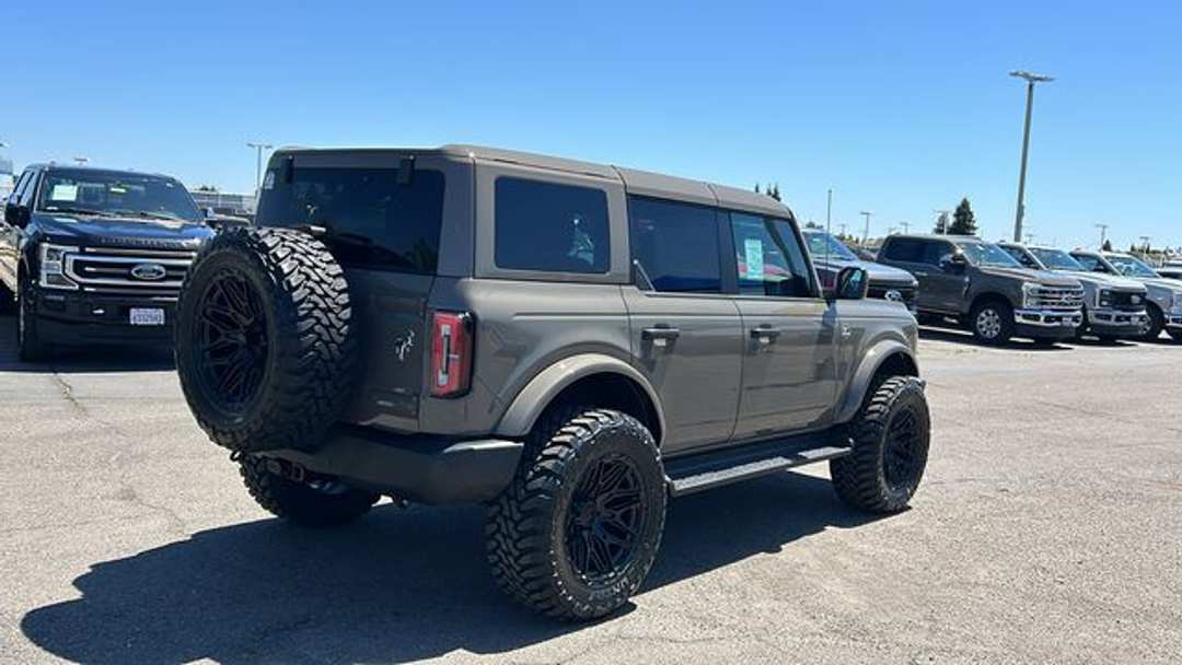 2026 Ford Bronco Outer Banks - Image 3