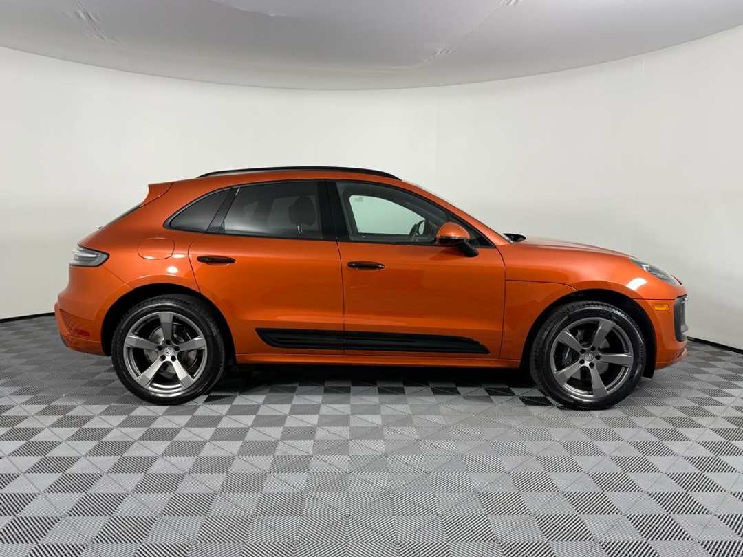 2025 Porsche Macan T - Photo 9