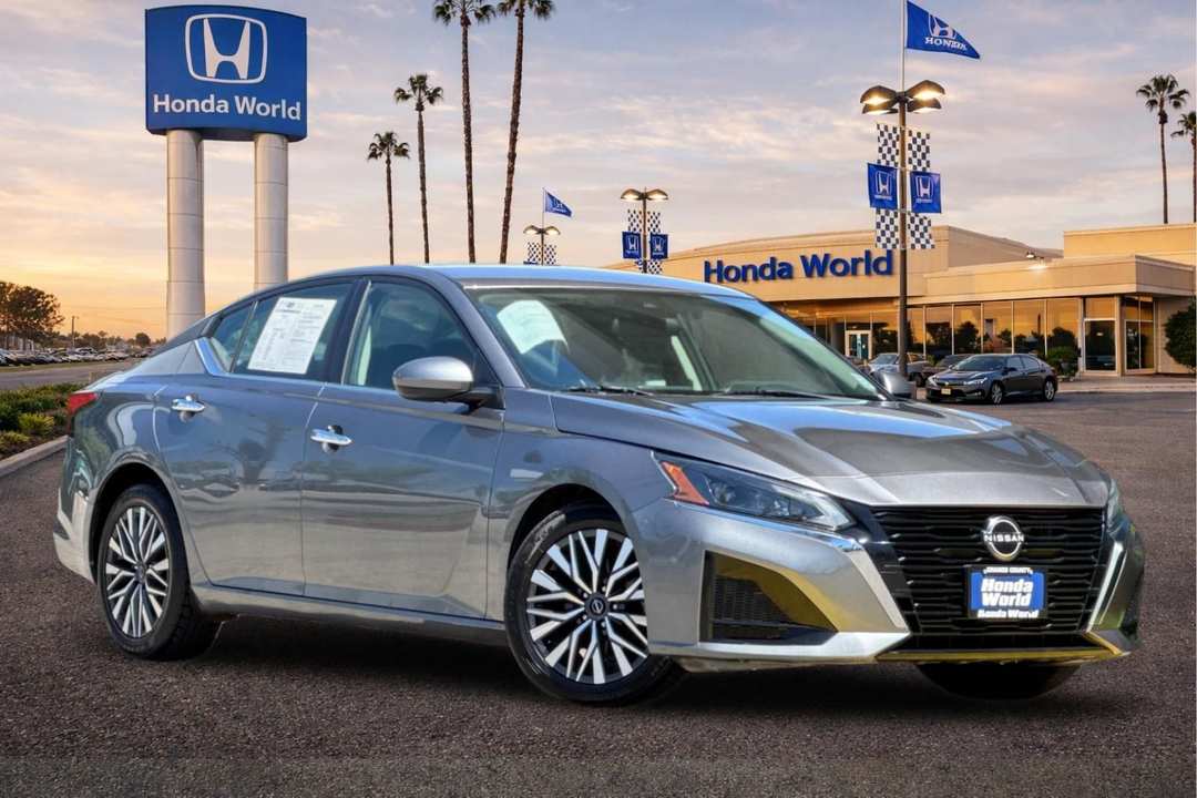 2023 Nissan Altima 2.5 SV - Image 2