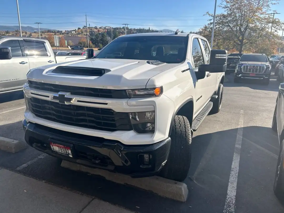 2024 Chevrolet Silverado 2500Hd Custom - Image 2