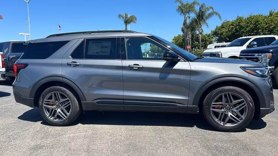 2026 Ford Explorer STLine - Image 2