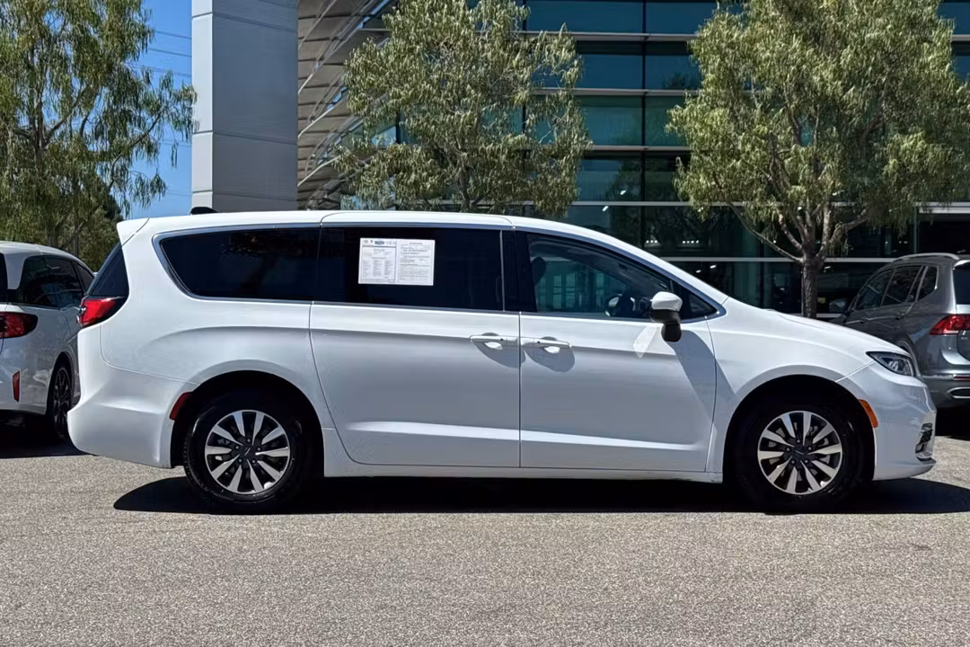 2023 Chrysler Pacifica Hybrid Touring L - Image 3