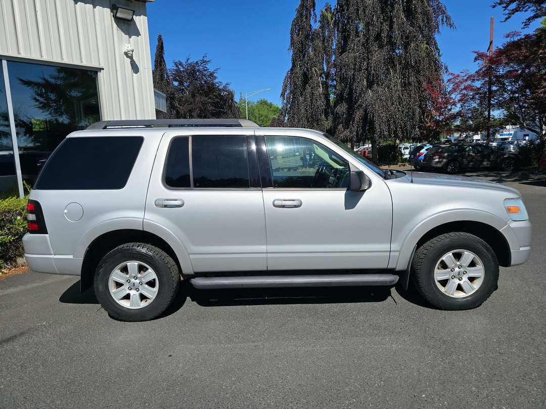 2010 Ford Explorer XLT - Image 3