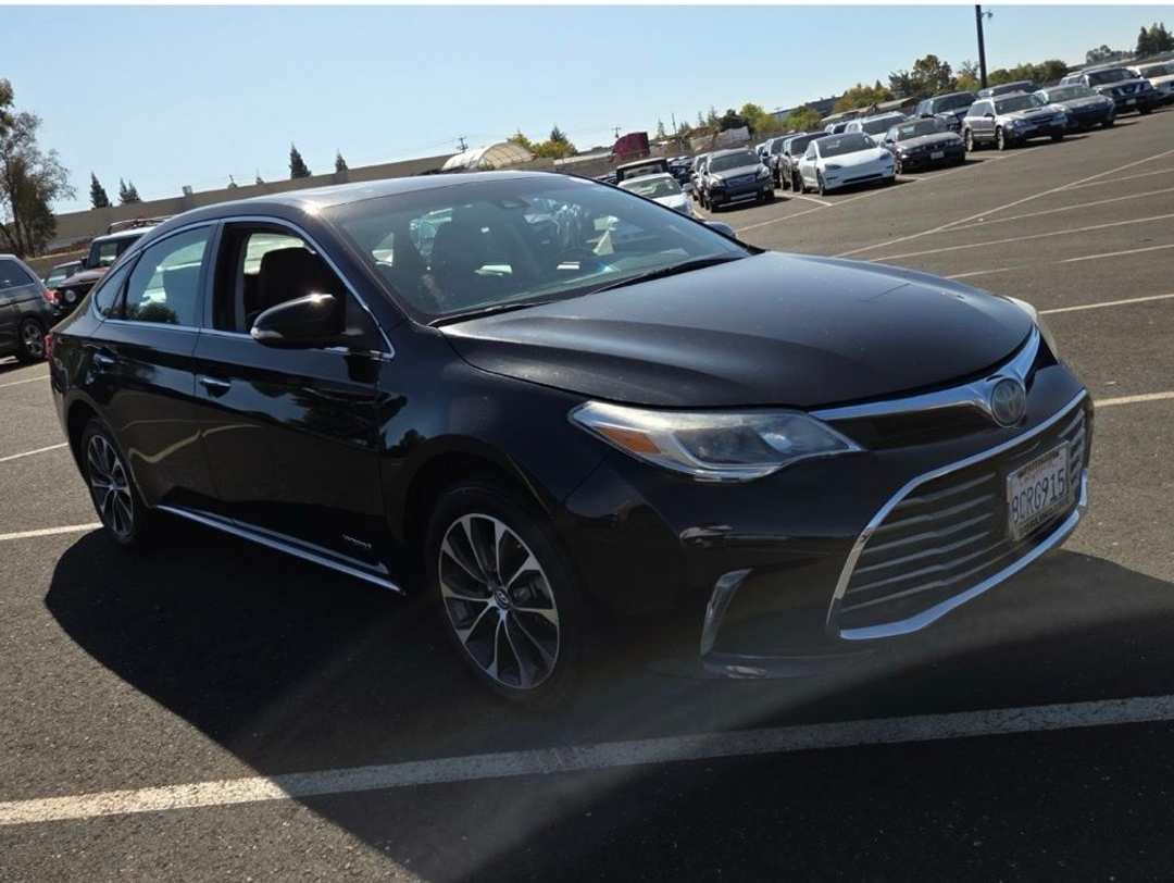 2018 Toyota Avalon Hybrid XLE Plus - Image 2