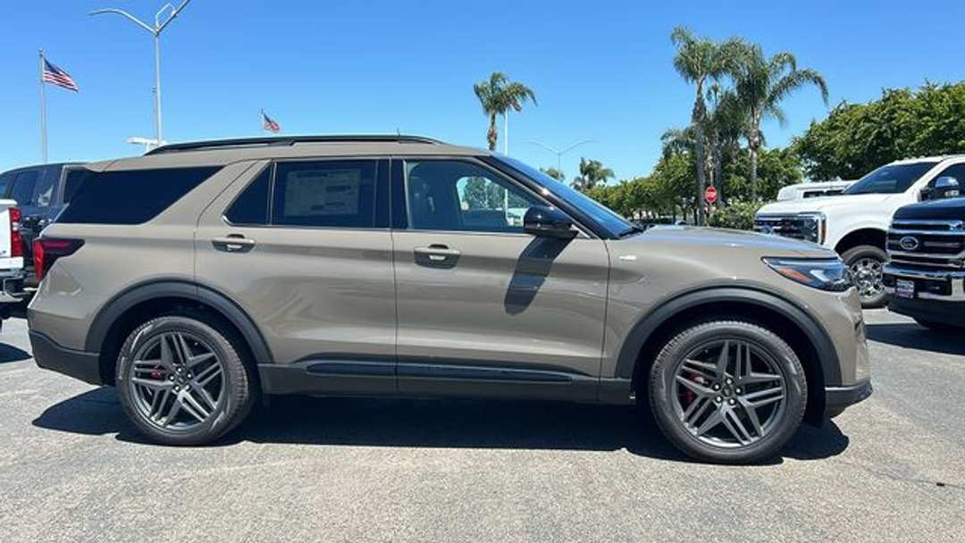 2026 Ford Explorer STLine - Image 2