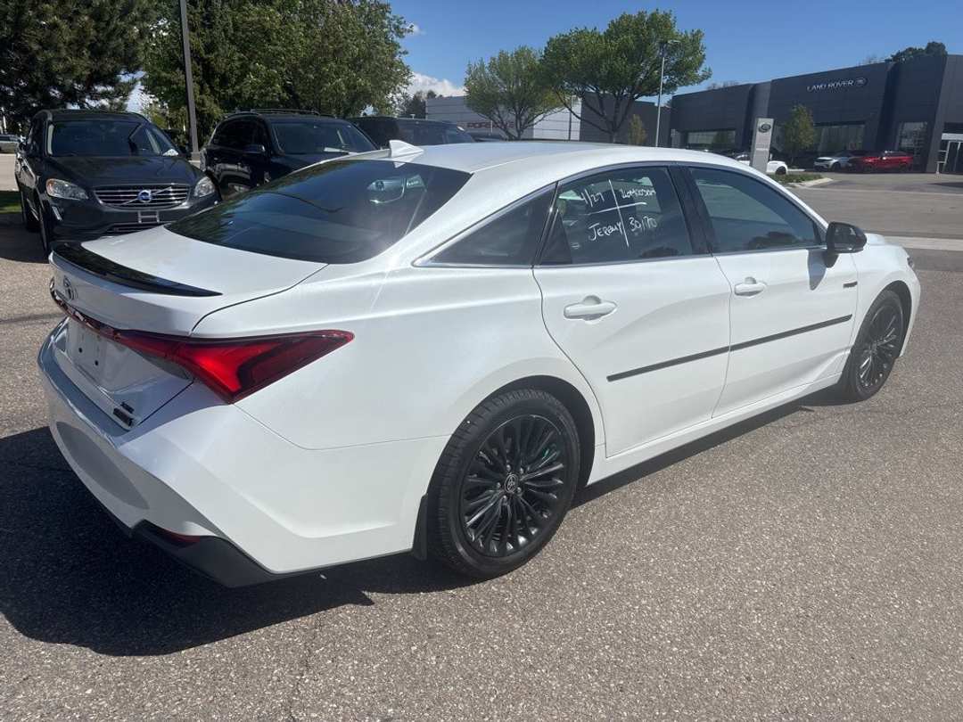2021 Toyota Avalon Hybrid XSE - Image 3