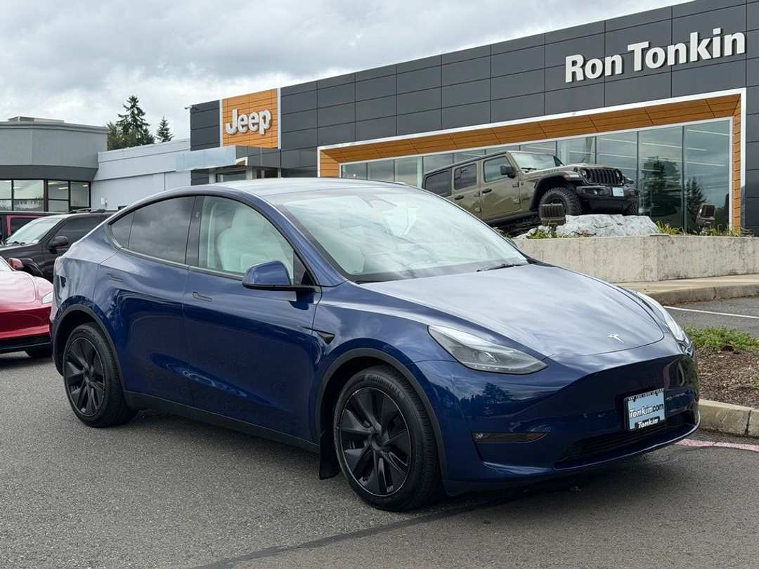 2025 Tesla Model Y Long Range - Image 2