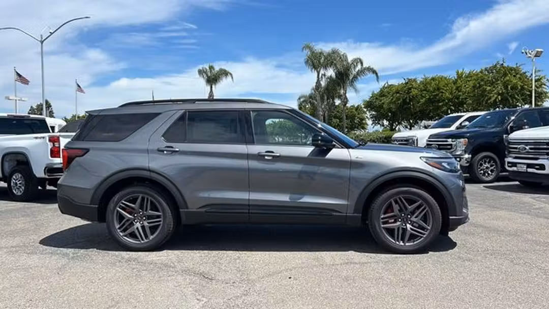 2026 Ford Explorer STLine - Image 2