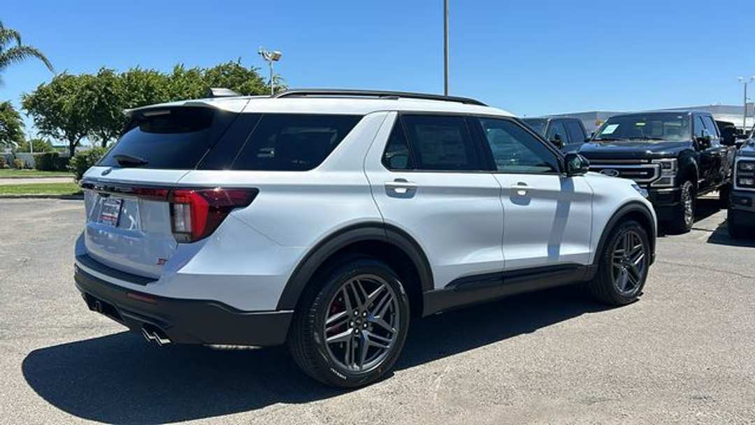 2026 Ford Explorer ST - Image 3