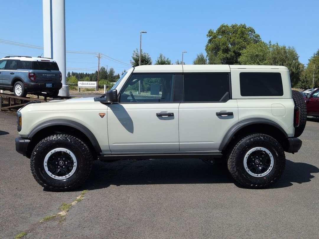 2026 Ford Bronco Badlands - Image 2