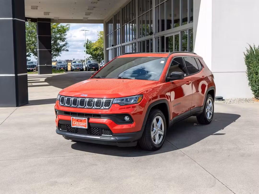 2023 Jeep Compass Latitude - Image 3
