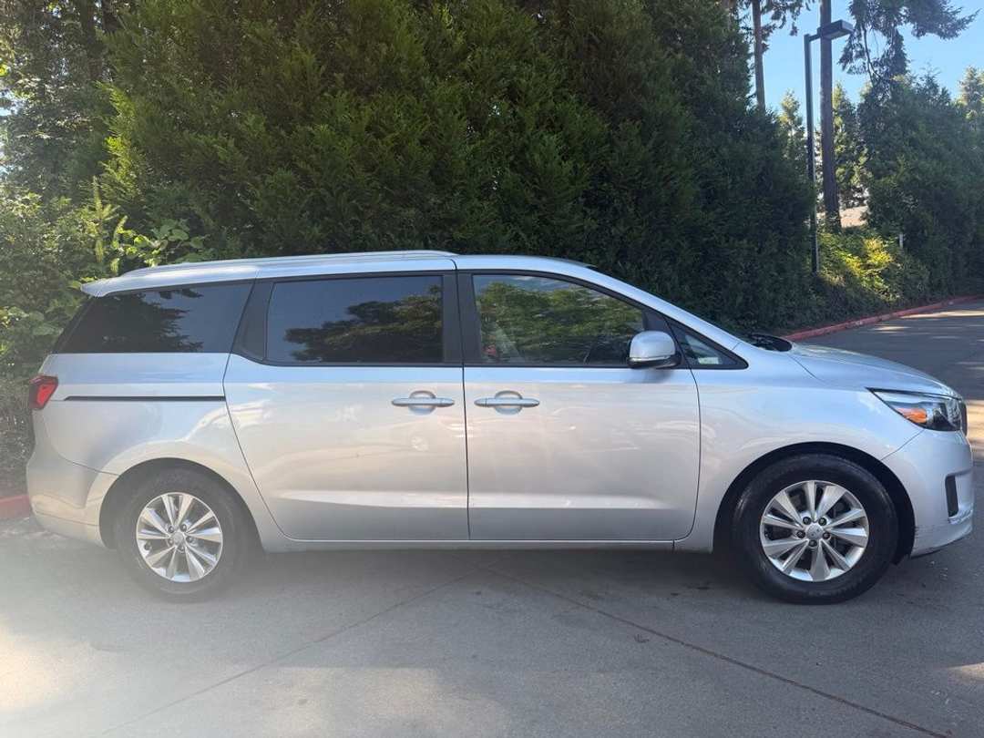 2016 Kia Sedona LX - Image 2