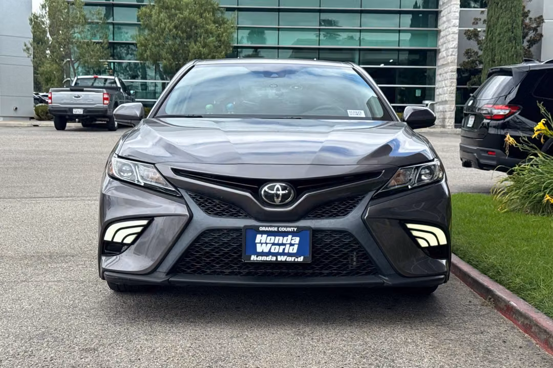 2020 Toyota Camry SE - Image 3