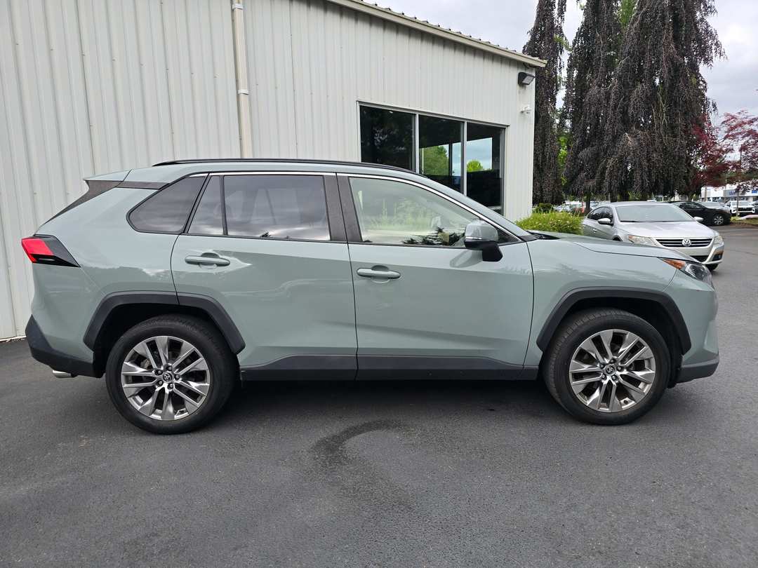 2020 Toyota Rav4 XLE Premium - Image 3