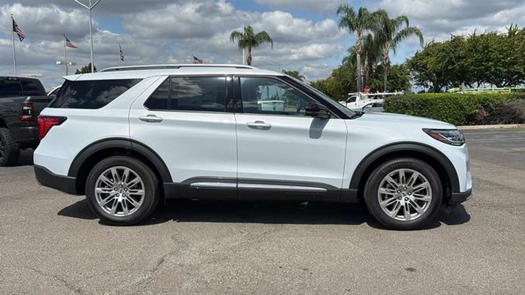2026 Ford Explorer Platinum - Image 2