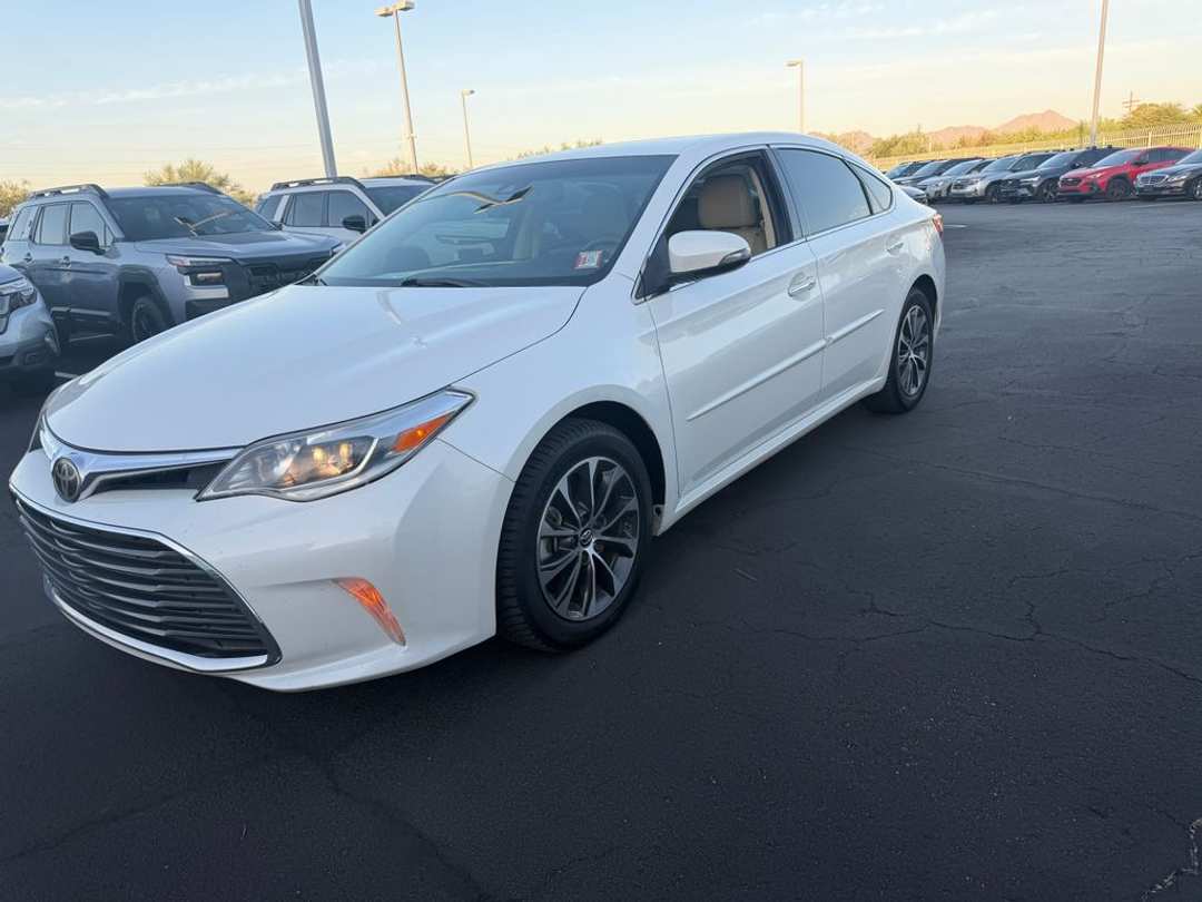 2018 Toyota Avalon XLE - Image 3