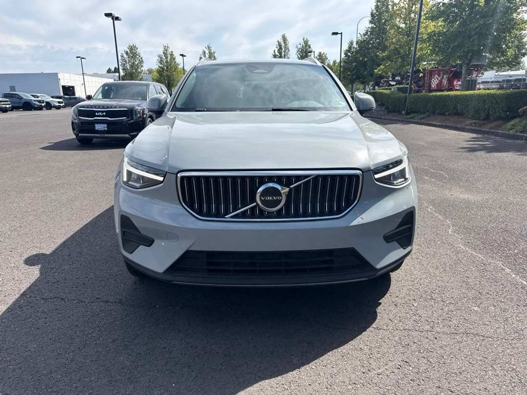 2025 Volvo Xc40 B5 Core - Image 2