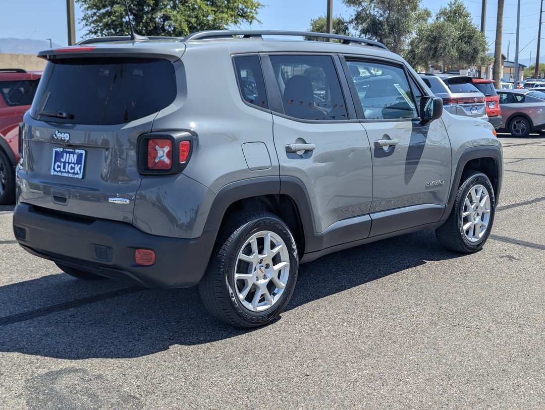 2022 Jeep Renegade Latitude - Image 2