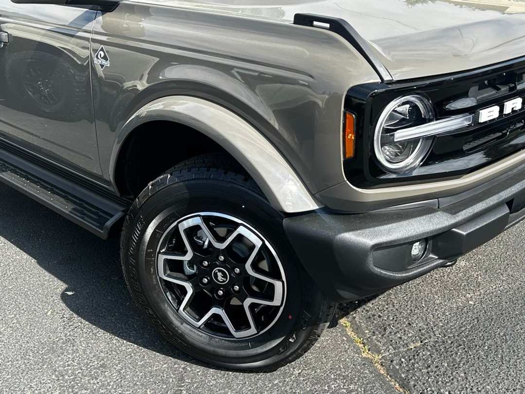 2026 Ford Bronco Outer Banks - Image 2