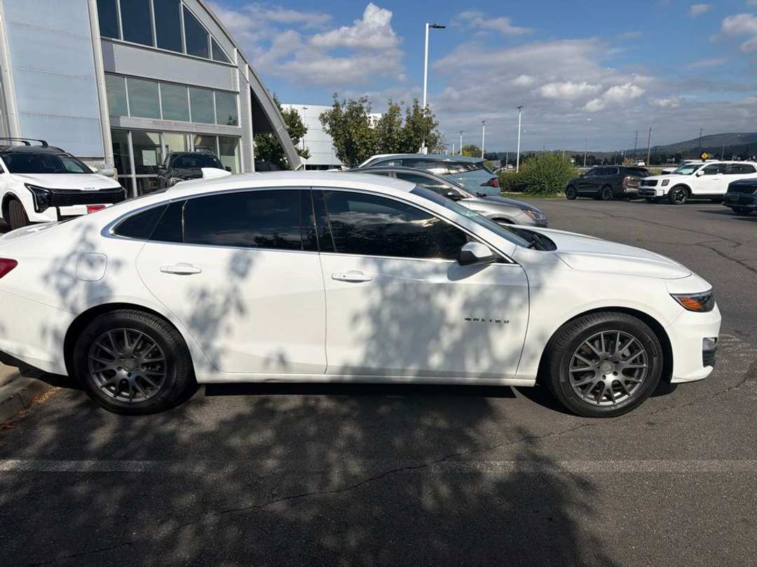 2019 Chevrolet Malibu LT - Image 2