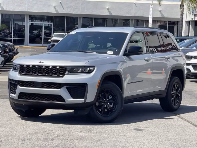 2026 Jeep Grand Cherokee Laredo Altitude