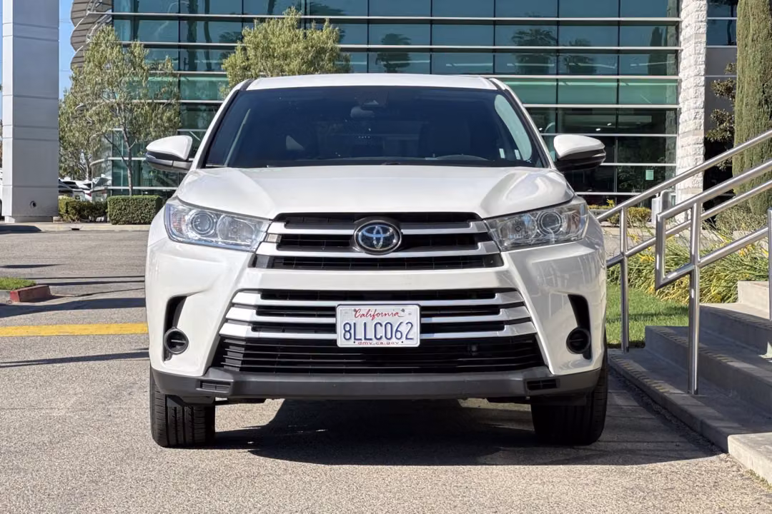 2019 Toyota Highlander LE - Image 3