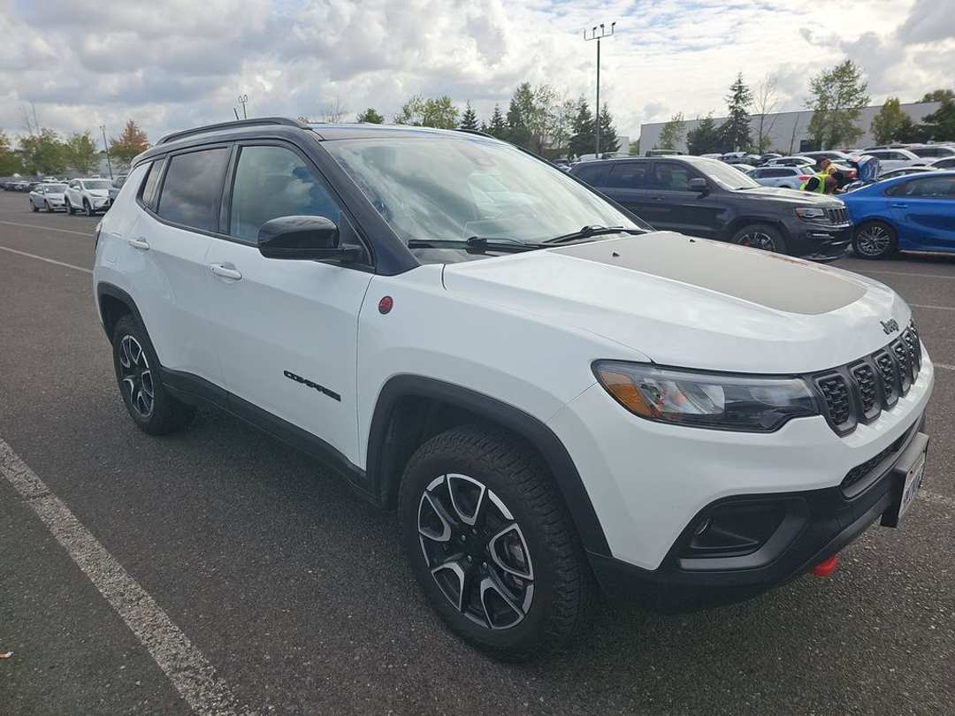 2024 Jeep Compass Trailhawk - Image 2