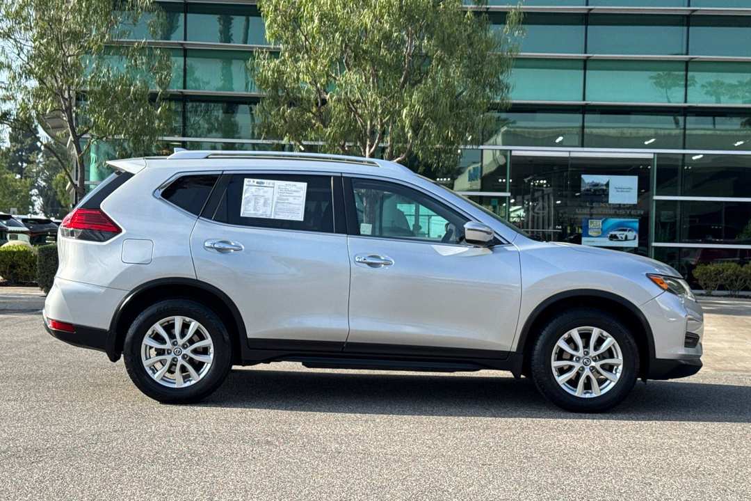 2017 Nissan Rogue SV - Image 3