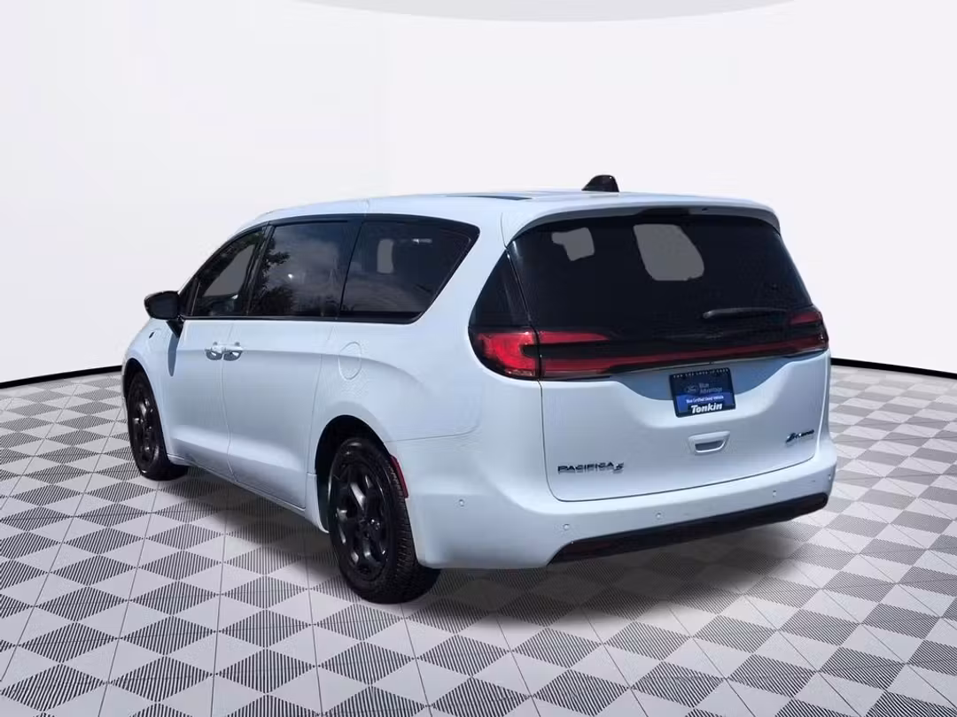 2024 Chrysler Pacifica Hybrid Select S Appearance - Image 3