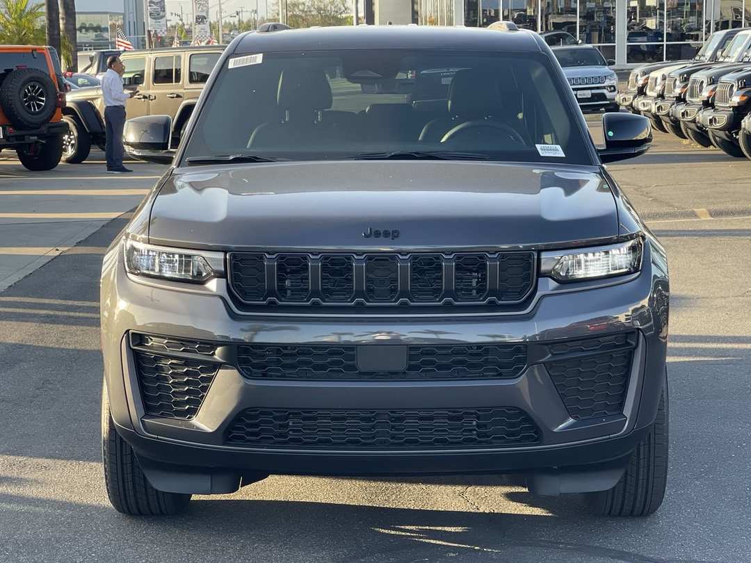 2026 Jeep Grand Cherokee Laredo Altitude - Image 2