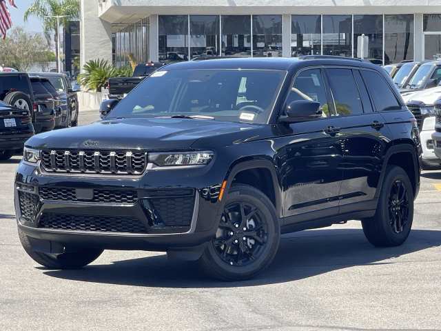 2026 Jeep Grand Cherokee Laredo Altitude