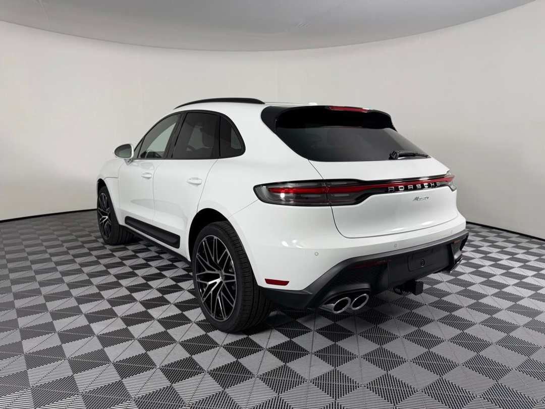2026 Porsche Macan - Image 3