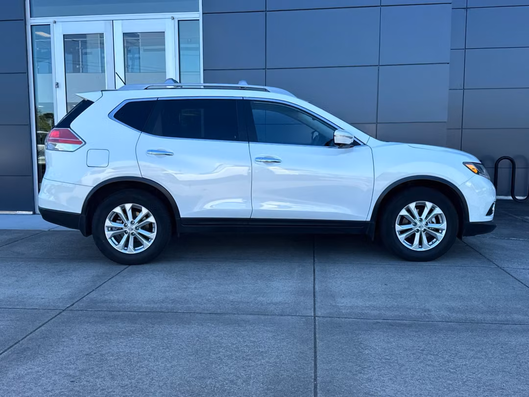 2014 Nissan Rogue SV - Image 3