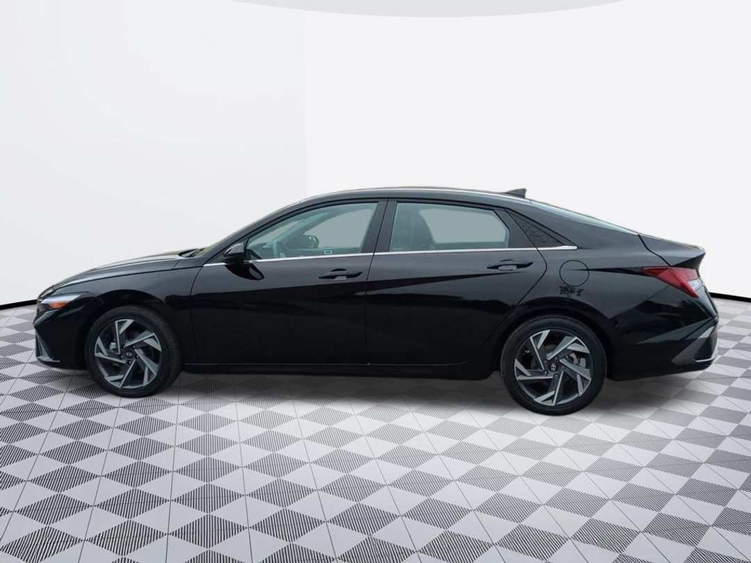 2025 Hyundai Elantra SEL Convenience - Image 3